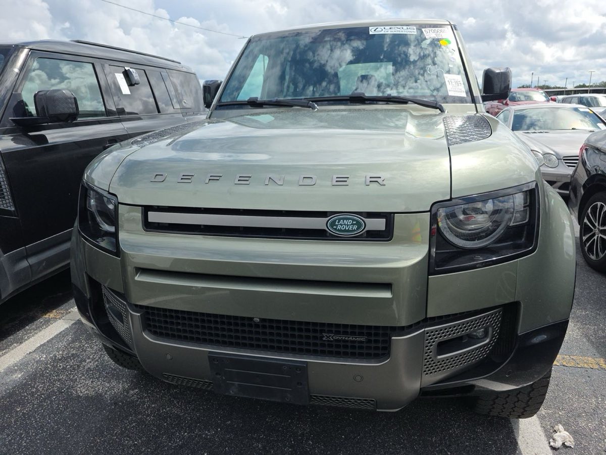 2022 Land Rover Defender 110 X-Dynamic HSE photo 3