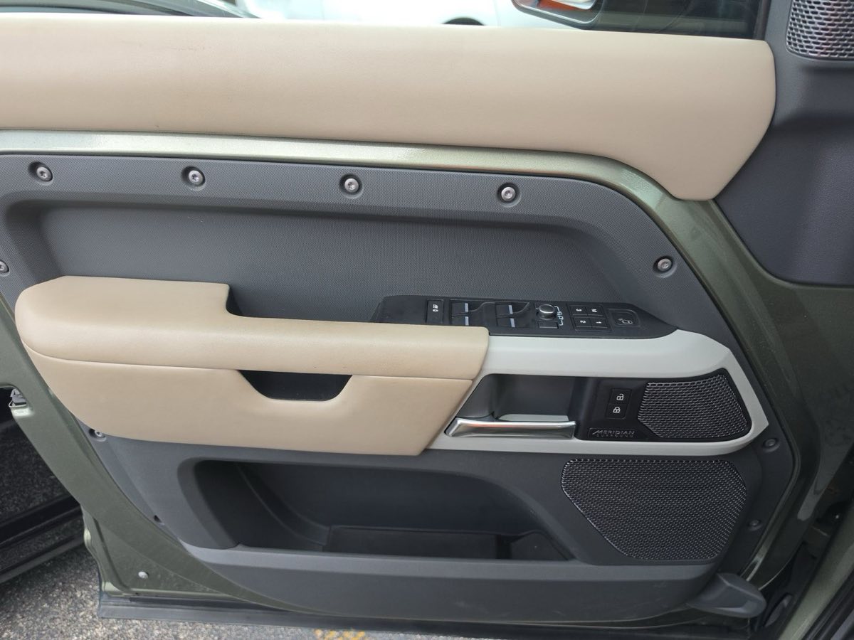 2022 Land Rover Defender 110 X-Dynamic HSE photo 14