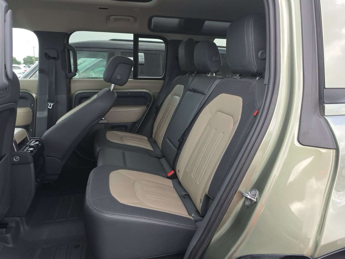 2022 Land Rover Defender 110 X-Dynamic HSE photo 9